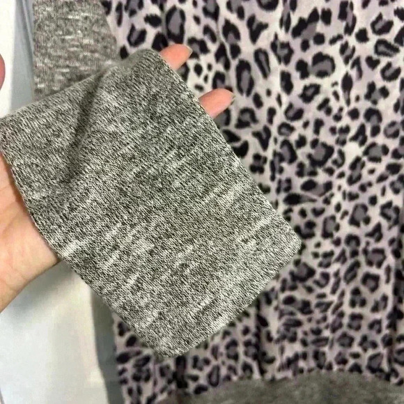Kut From The Kloth Mixed Material Long Sleeve Grey Leopard Print Top Small - Picture 3 of 10